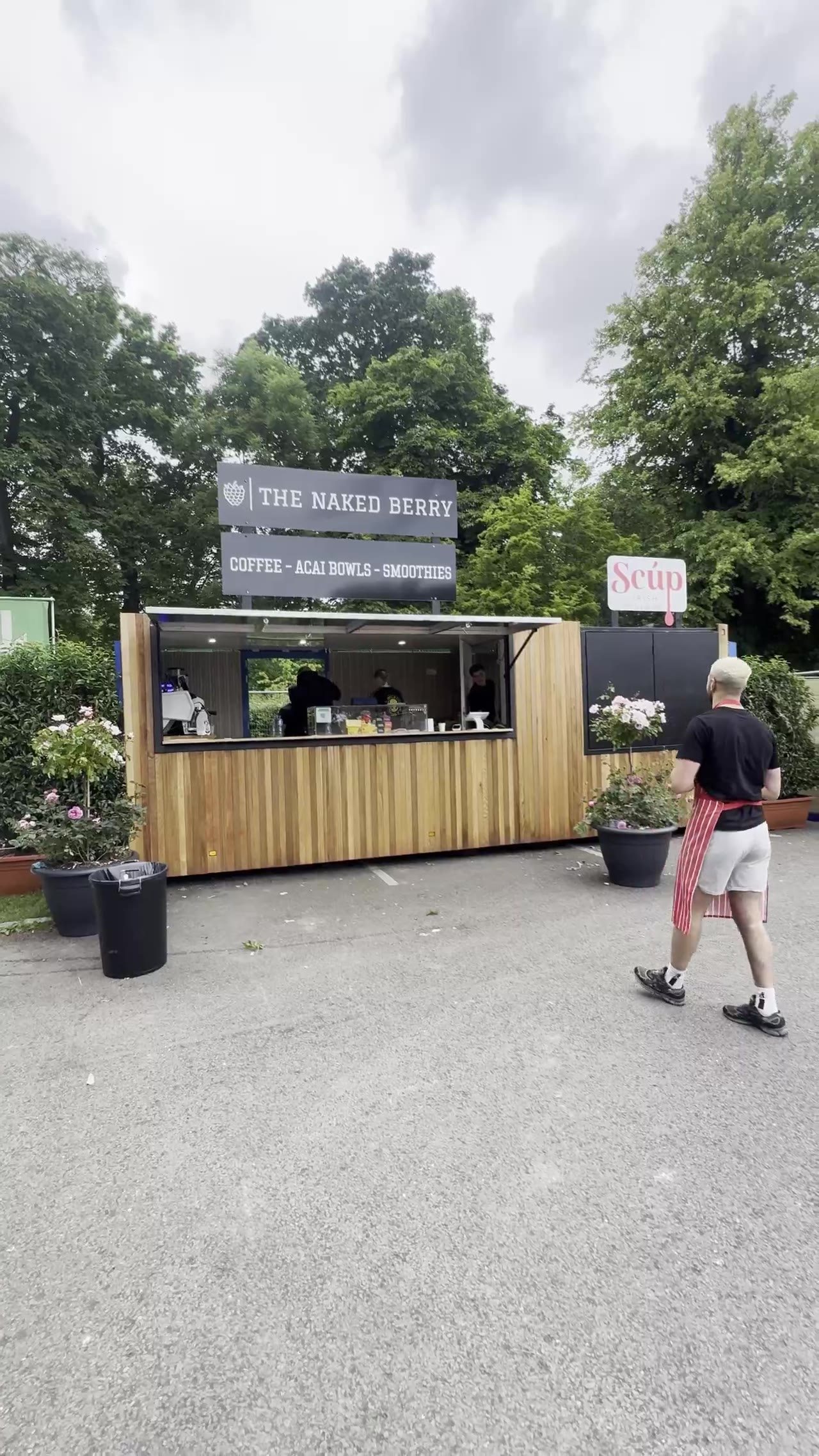 The Naked Berry x Scúp trailer lowered flat to the ground on its hydraulic chassis